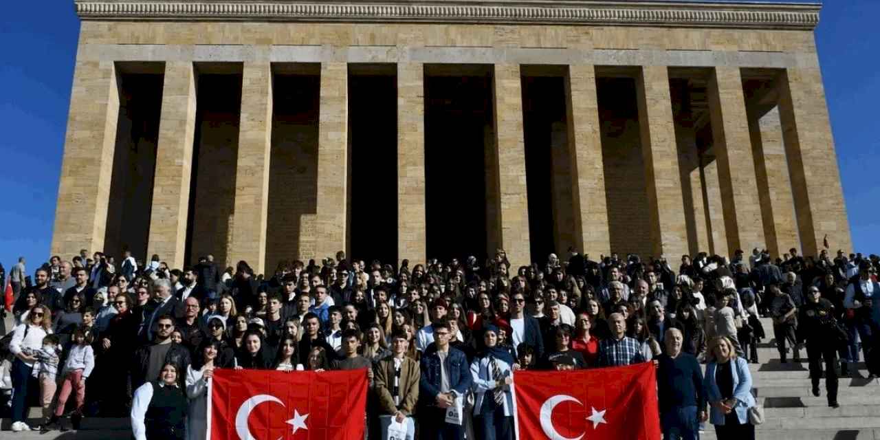 Balıkesirli gençlerden Ata’ya vefa ziyareti