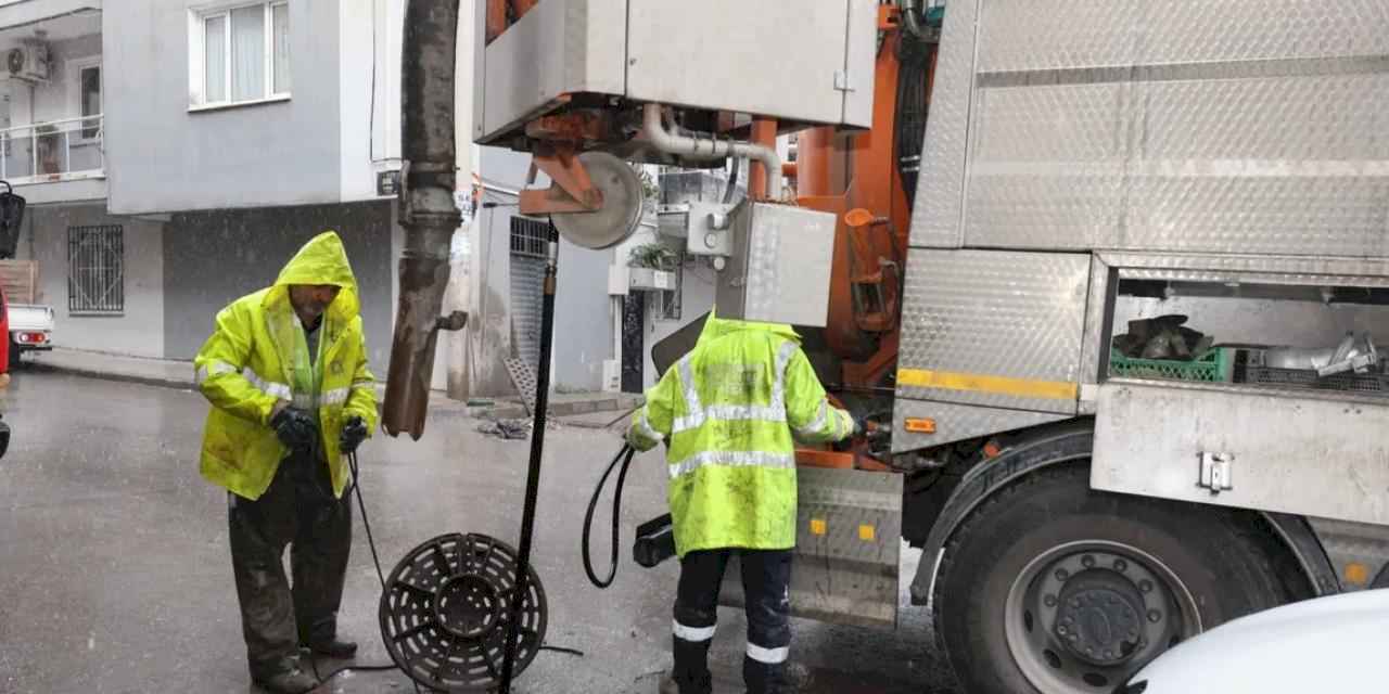 İzmir’de Yağış Seferberliği: 750 Personel, 210 Araç ve 24 Saat Nöbet Sistemi