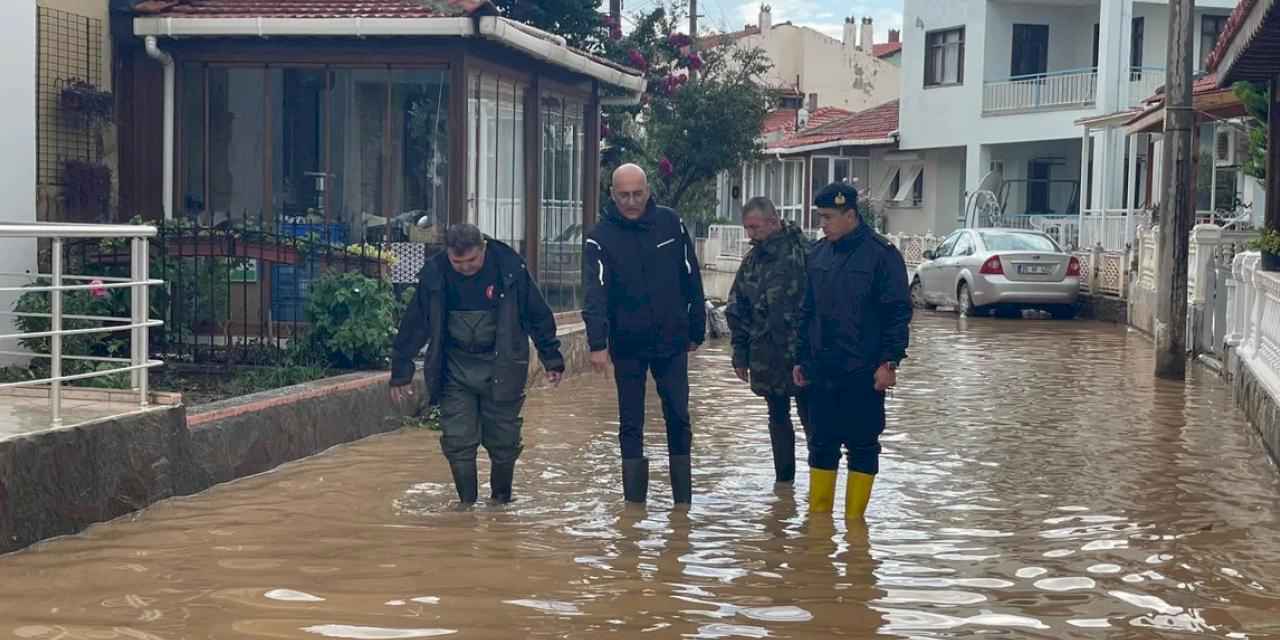 İzmir Foça'da sel! Selden etkilenen bölgelere Kaymakam Aydın'dan inceleme