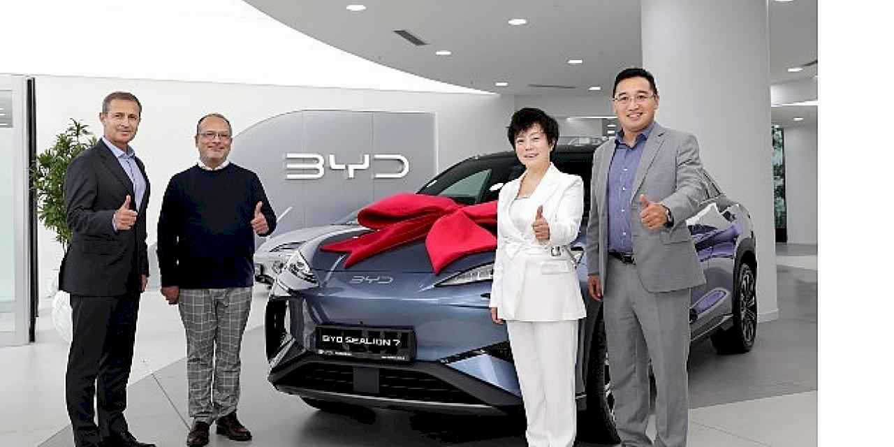 BYD Başkan Yardımcısı Stella Li, Türkiye'de İlk SEALION 7 Teslimatını Gerçekleştirdi