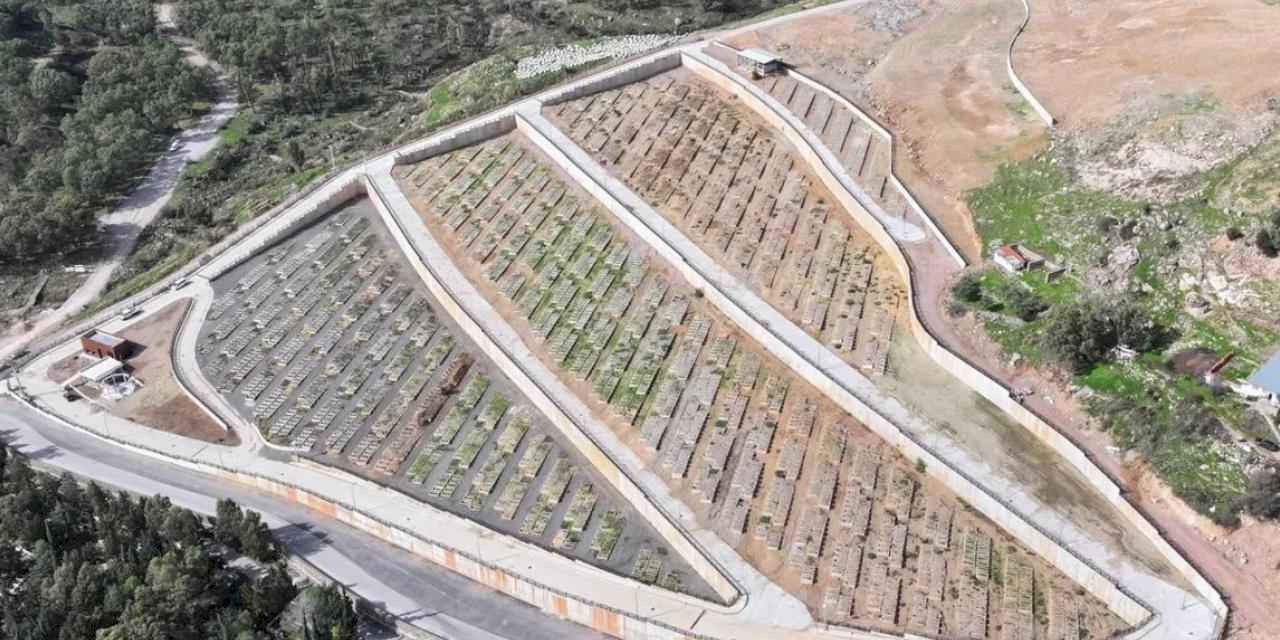 İzmir'de 'çift katlı' mezarlık!