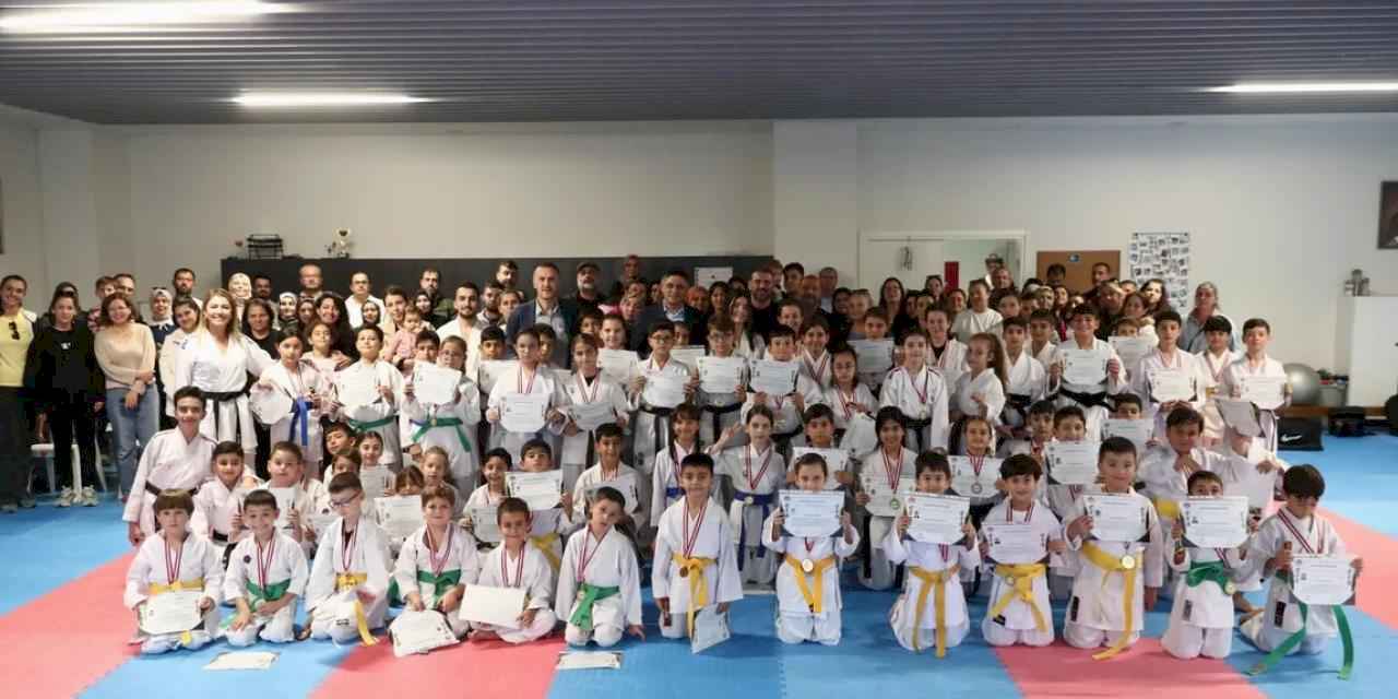 İzmir Aliağa'da 75 sporcu yeni kuşağa sahip oldu