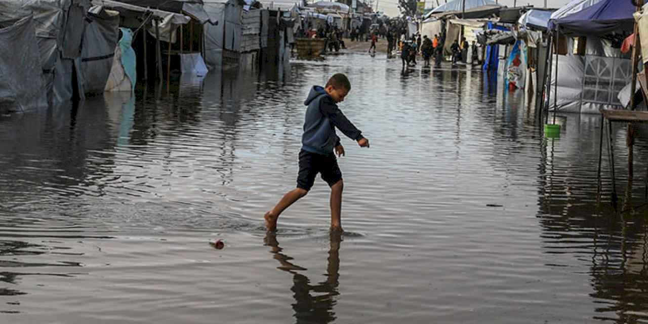 Gazzelilerin çilesi bitmiyor, şiddetli yağışlar çadırları su altında bıraktı