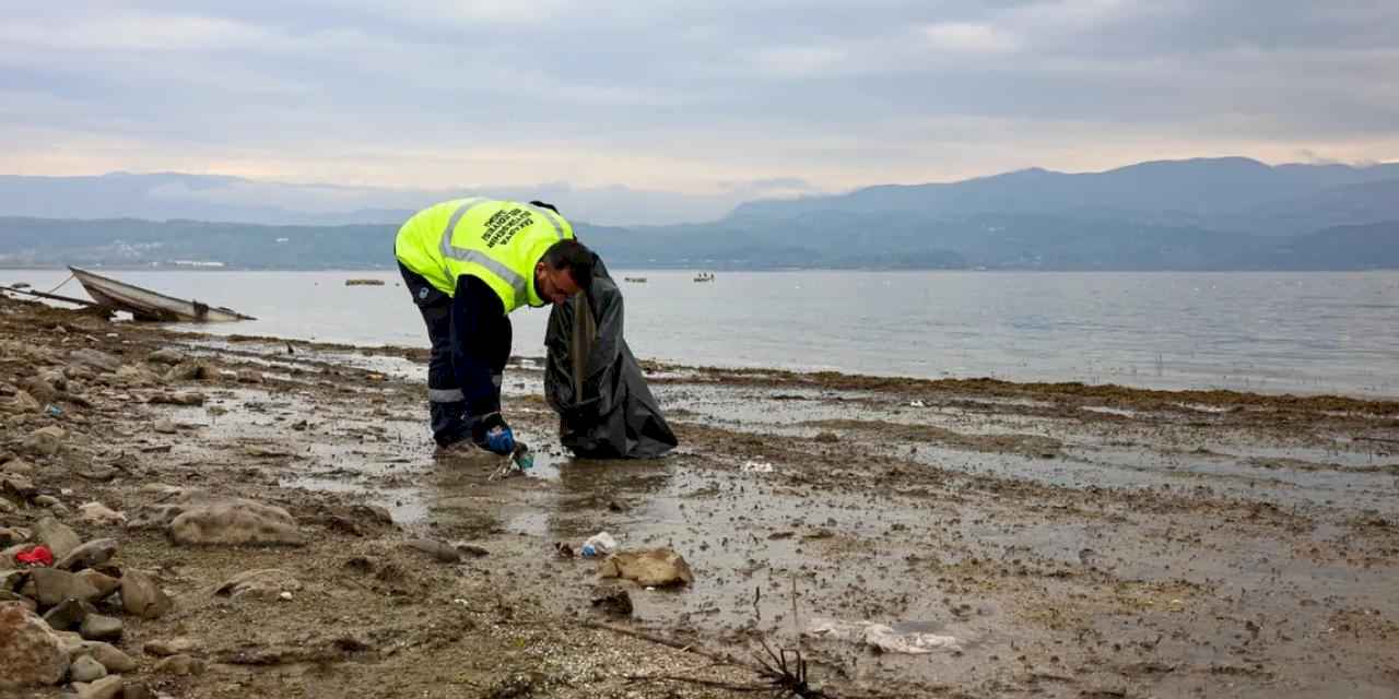 Sapanca Gölü'nde ekosistemi koruyan kıyı temizliği