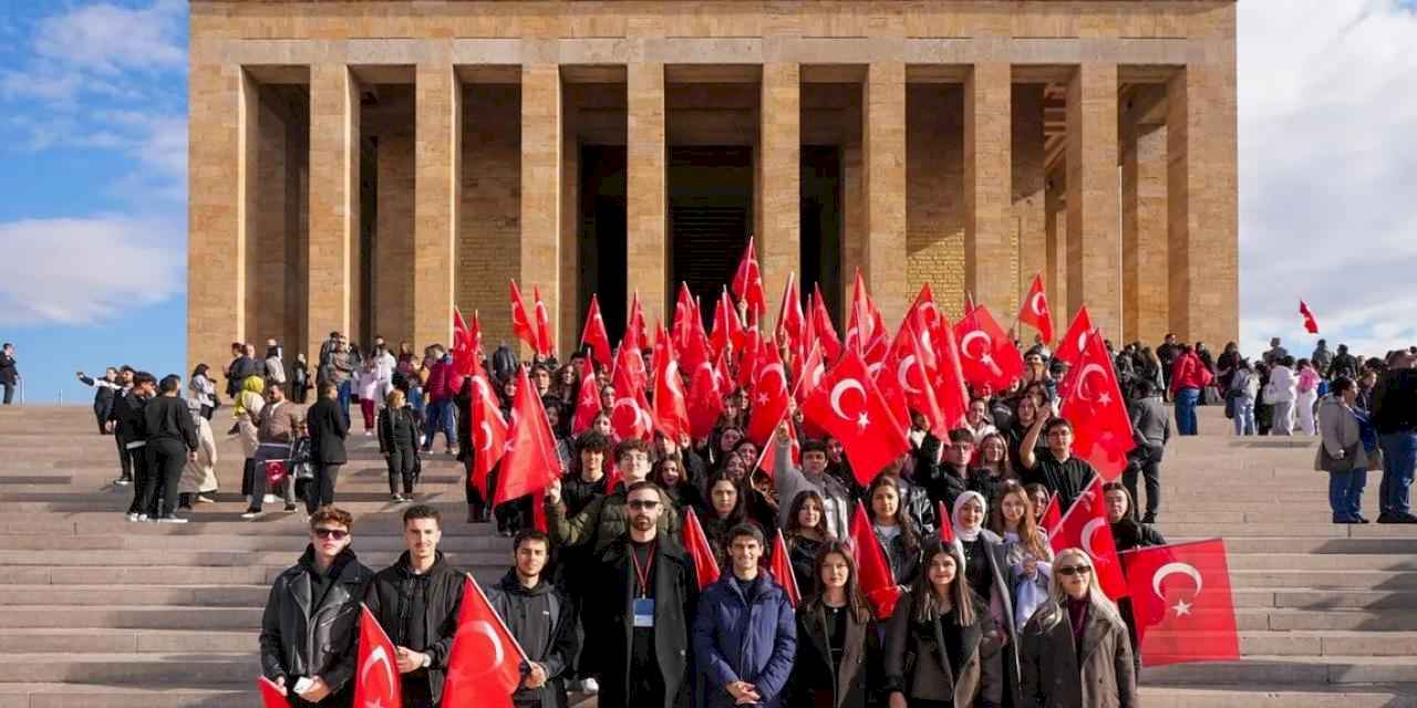 Maltepeli öğrenciler istedi, yerel yönetim Anıtkabir’e götürdü