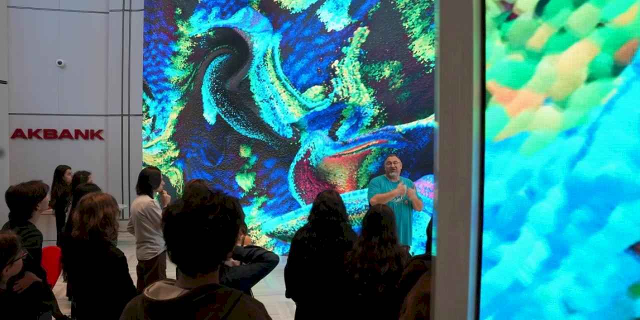 Akbank, Öğrencileri Refik Anadol’un   Yapay Zekâ Eseri İle Buluşturmaya Devam Ediyor