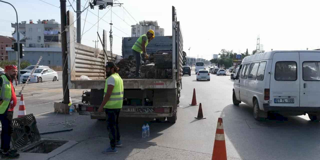 ASAT Kepez’de Yağmursuyu Hatlarını Temizliyor