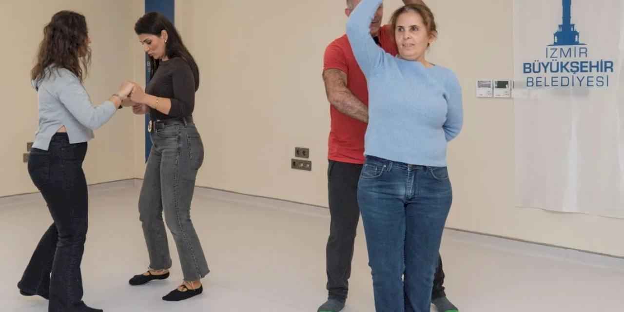 İzmir'de görme engellilere 'dansla terapi'
