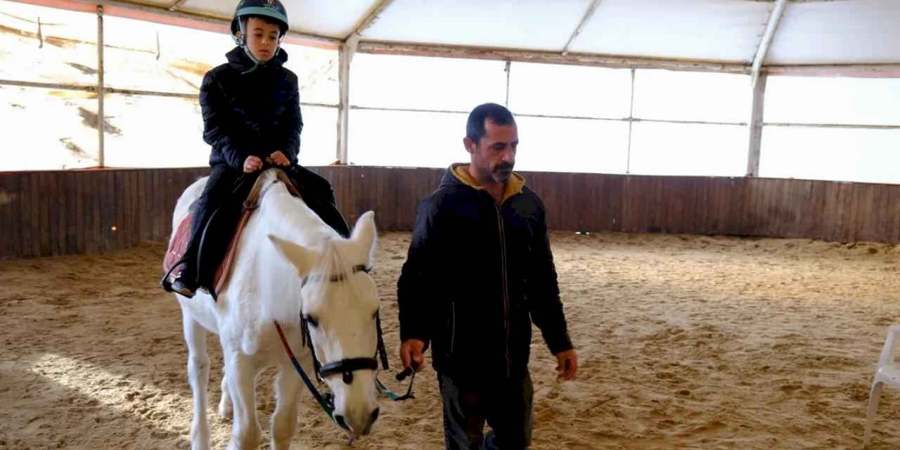 Kocaeli'de ara tatili at üstünde geçirdiler