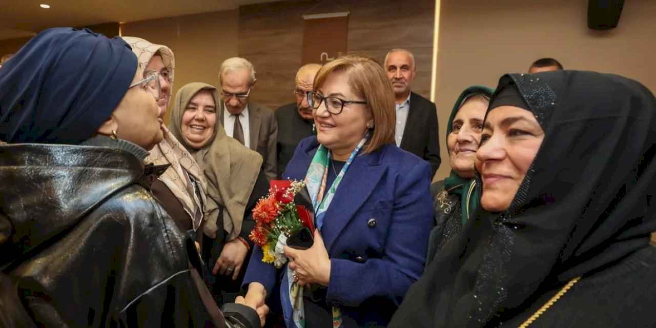 Umreden dönen ikinci kafile başkan Fatma Şahin ile buluştu