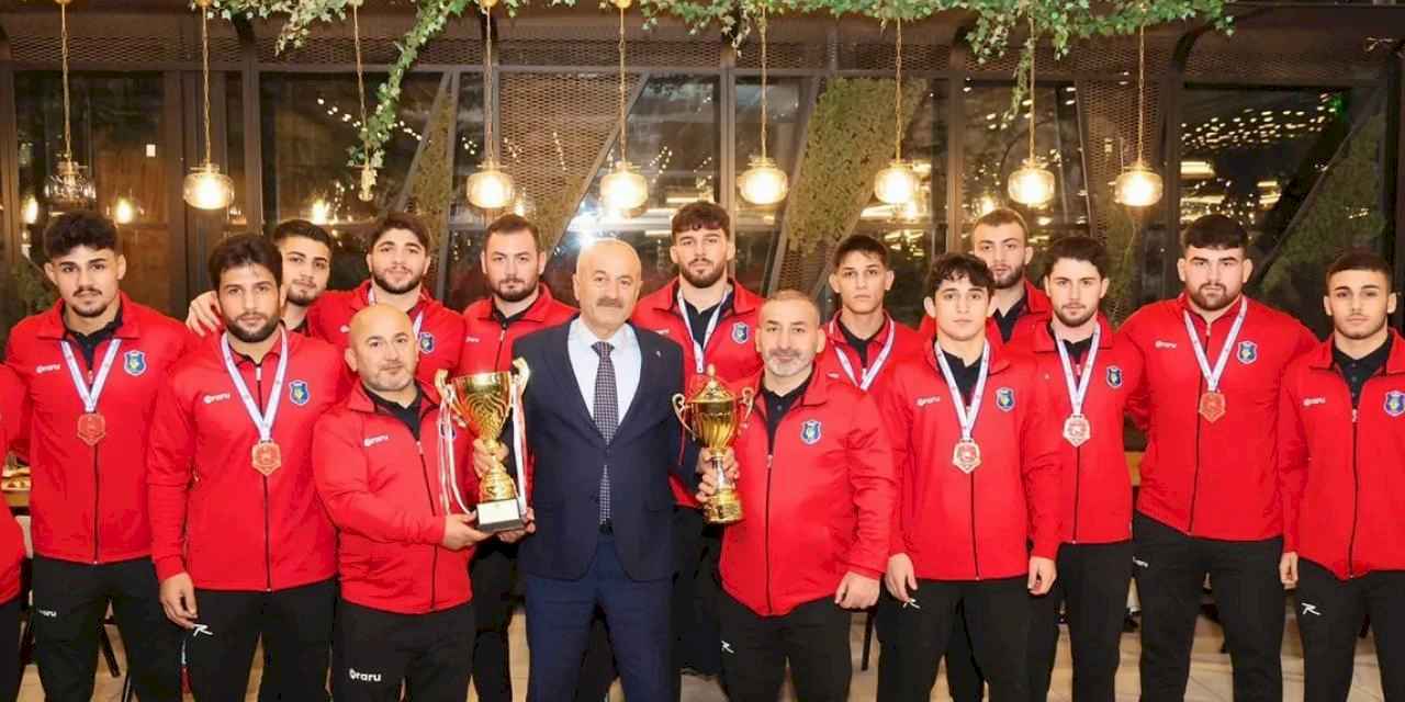 Başkan Büyükgöz şampiyon güreşçileri ağırladı