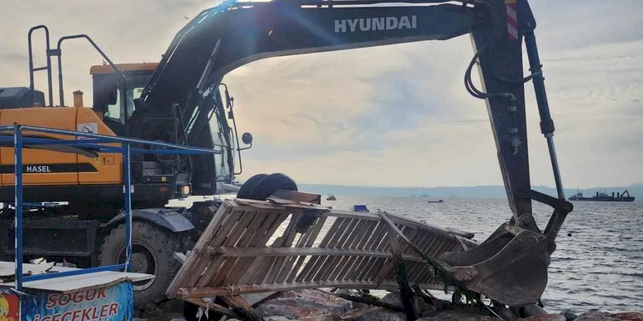 İzmir Karşıyaka’daki kaçak iskeleler yıkılıyor