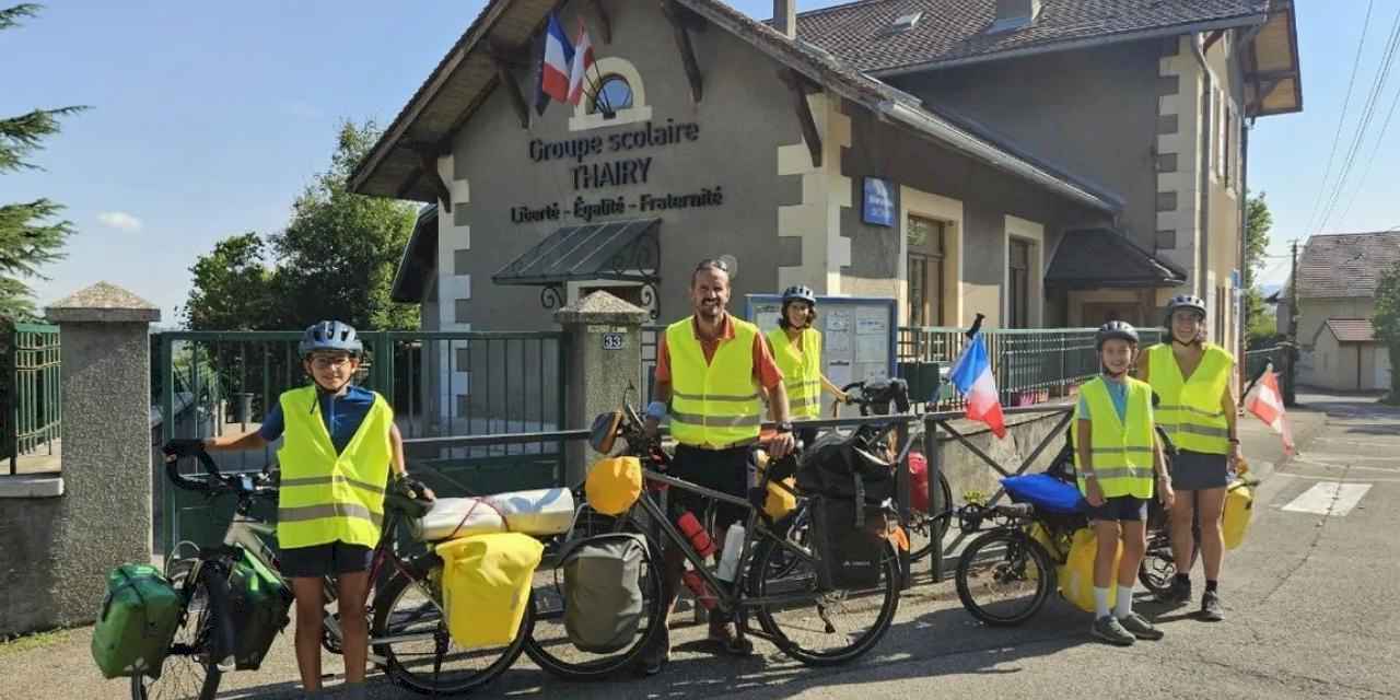 Bisikletli Fransız gezgin aile İzmir'de