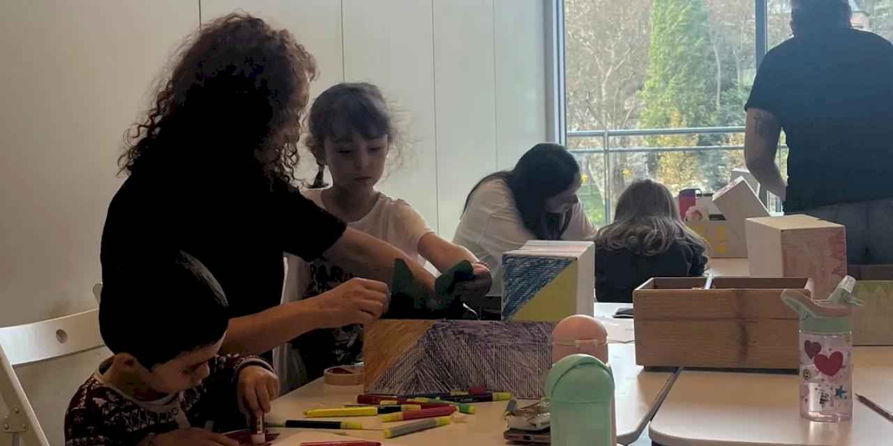 İstanbul Maltepe'de çocuklar anneleriyle sanatsal gelişimde