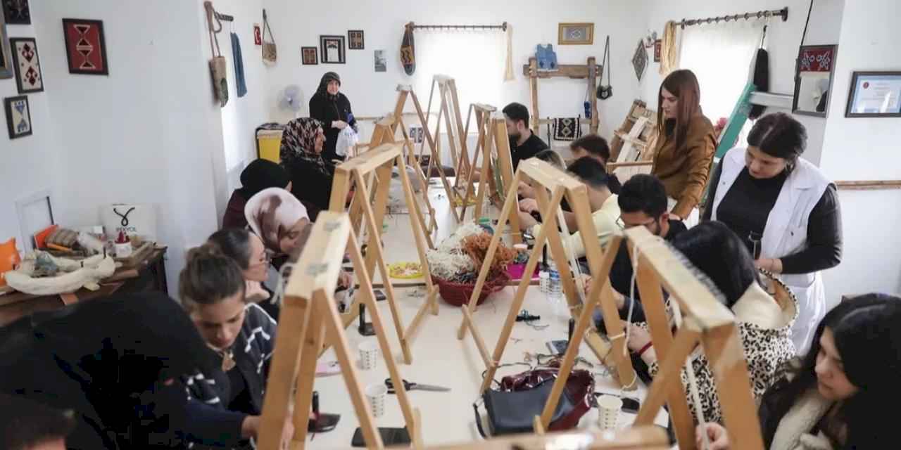 Nevşehirli üniversiteliler dokuma atölyesine katıldı