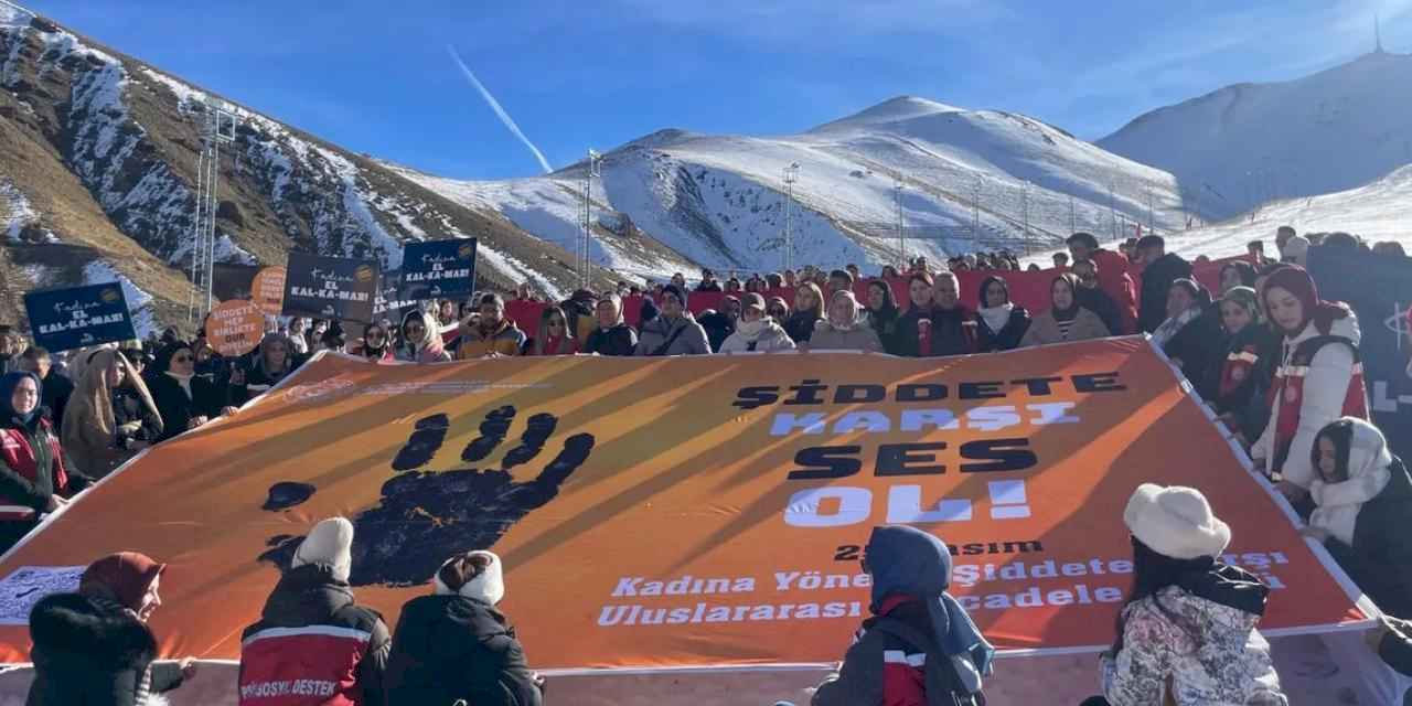 Palandöken’de 'Şiddete Karşı Tek Yürek'... Kadınlar ön saflarda yürüdü