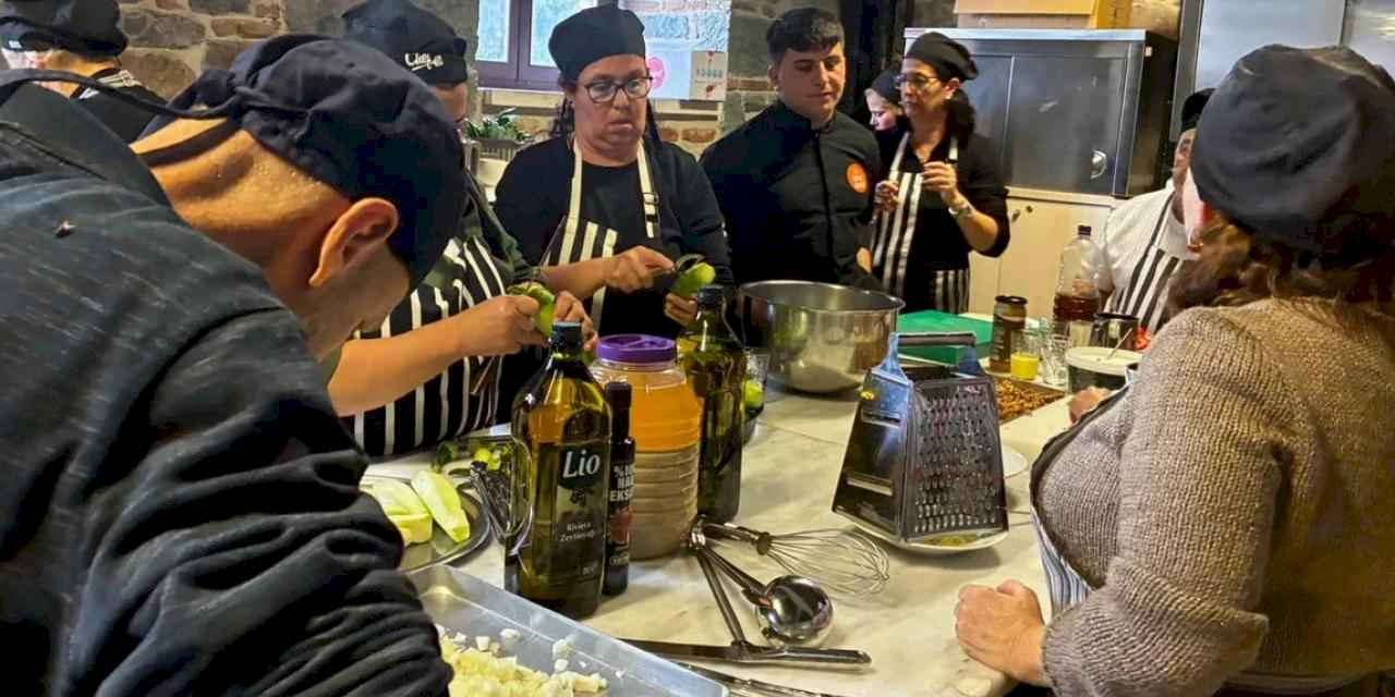 Şef Rıfat Yurttaş işitme engelli kursiyerlerle Ege yemekleri yaptı