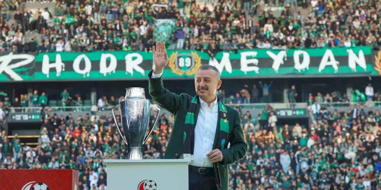 Hem taraftarı, hem Kocaelispor'u kutladı