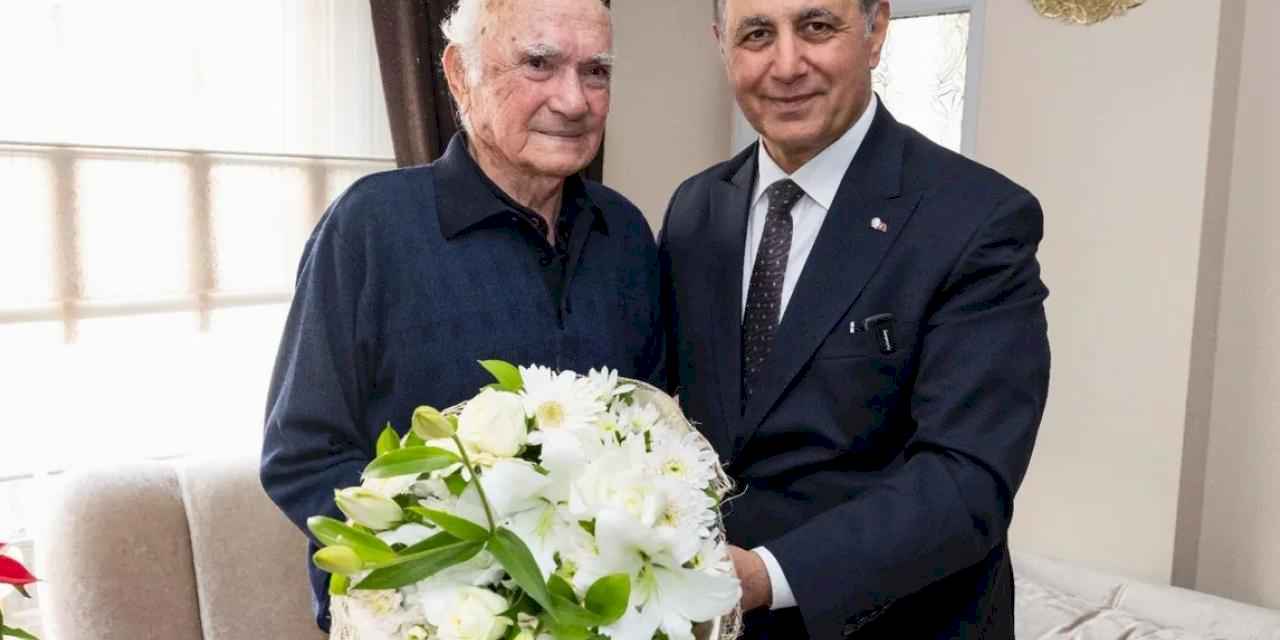 Başkan Tugay'dan lise öğretmenini duygulandıran ziyaret