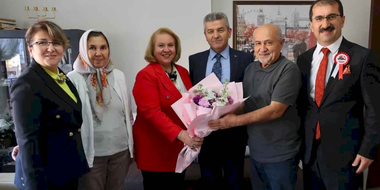 Artvin Valisi Ergün’den emekli öğretmene anlamlı ziyaret