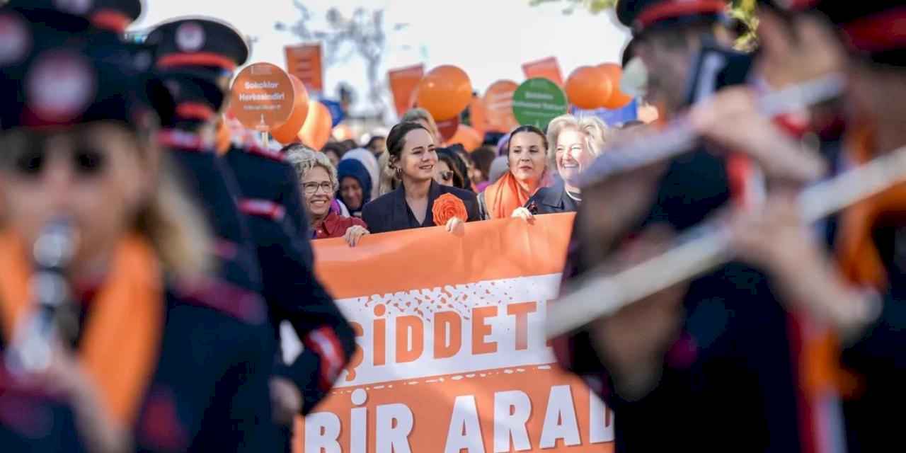 İzmir'de şiddete karşı 'turuncu' yürüyüş