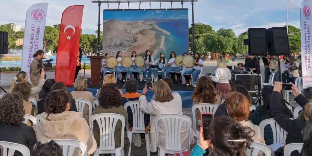 İzmir’de kadınlardan 'Buradayım, iyiyim' mesajı