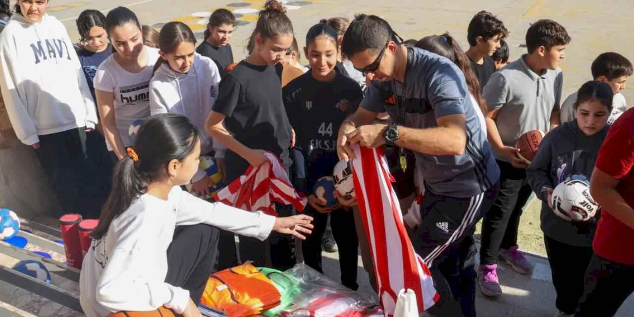Antalya'da 19 ilçeye spor malzemesi desteği