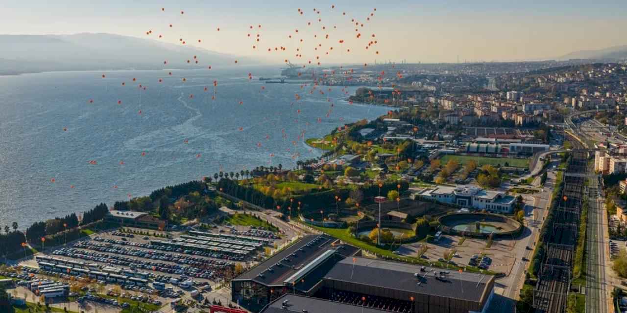 Kocaeli'de turuncu balonlar şiddetsiz dünya için gökyüzüne bırakıldı