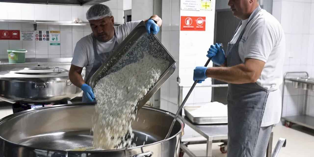 Antalya Büyükşehir’den aşevleriyle sosyal destek