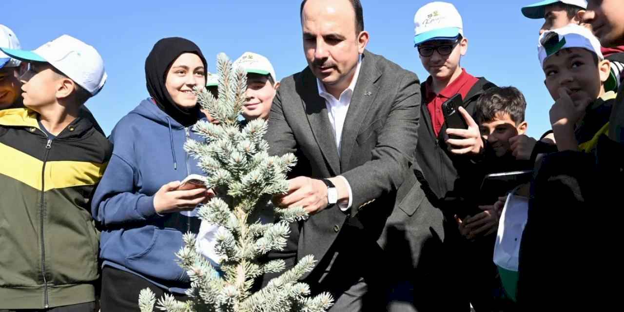 Konya'da Başkan Altay öğrencilerle birlikte fidan dikti