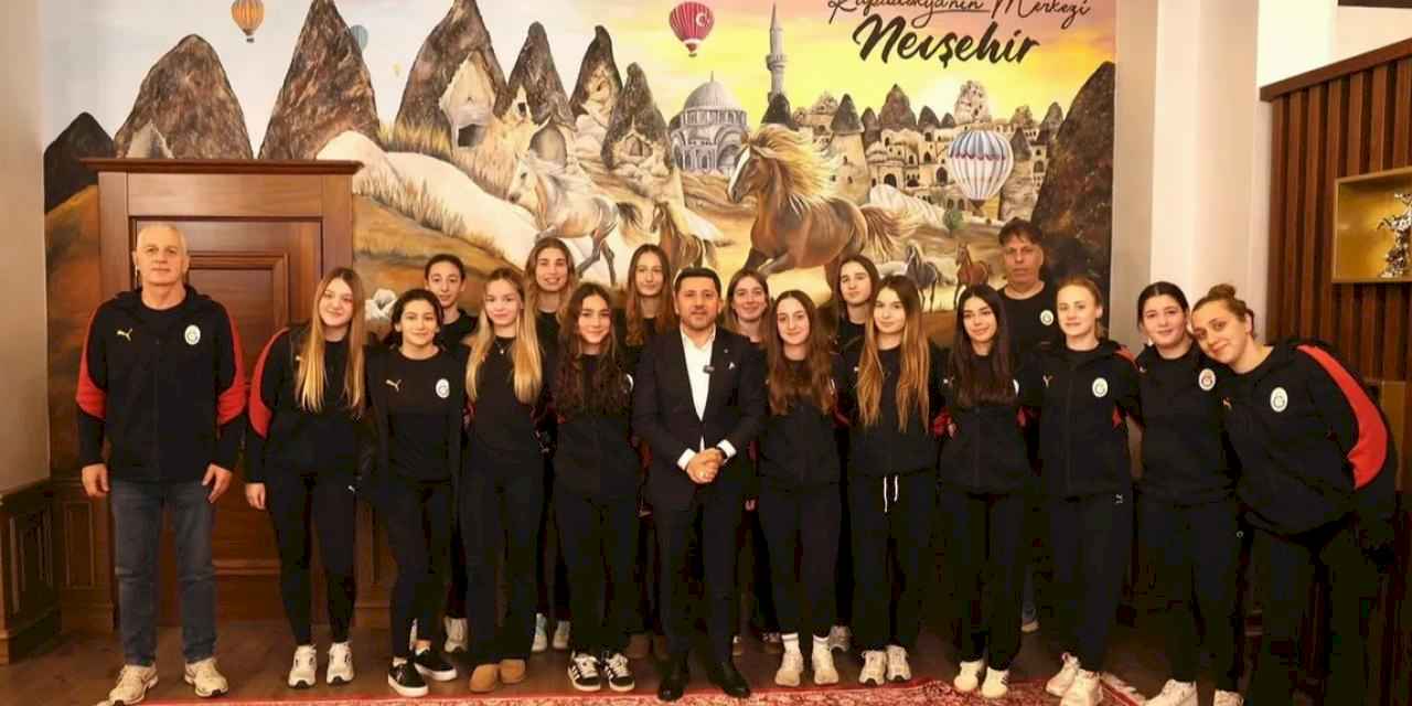 Galatasaray Sutopu Takımı'ndan Başkan Arı'ya ziyaret