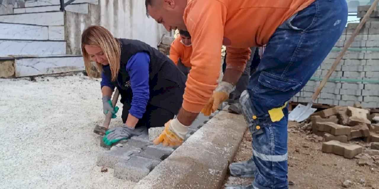 Kadın Başkan kaldırım taşlarını döşedi
