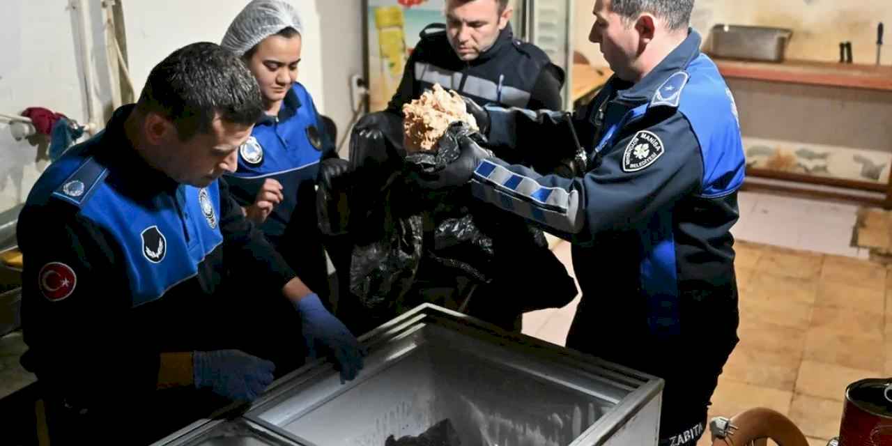 Manisa'da 150 kilo pişmiş tavuk eti ele geçirildi! İşletme mühürlendi