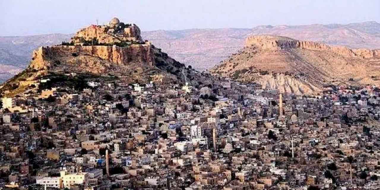 Mardin 1. Cadde'de tarihi dokuya aykırı unsurlar kaldırılıyor
