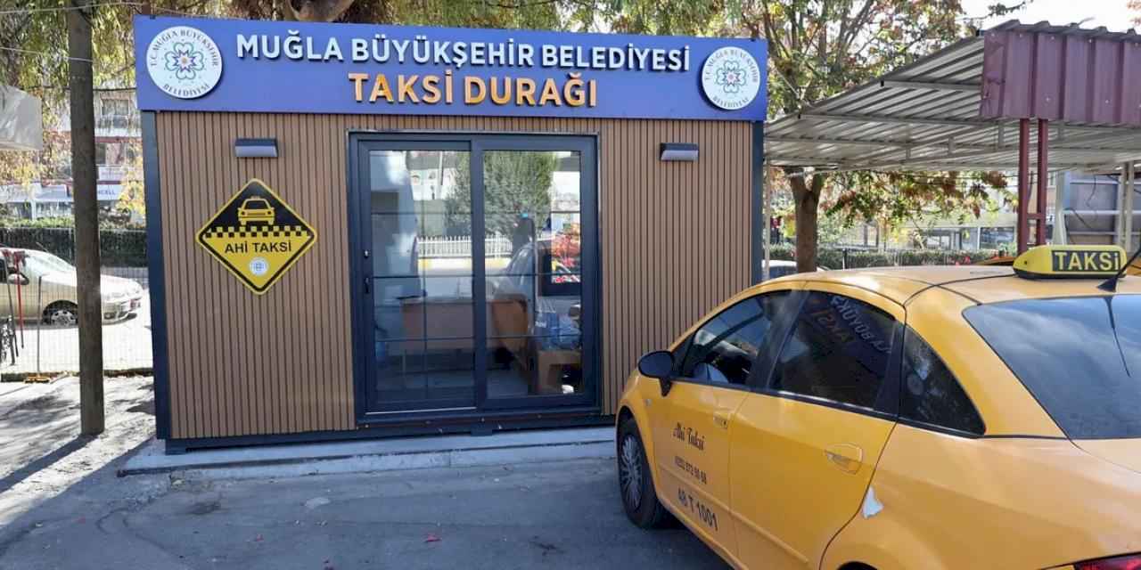 Muğla Büyükşehir’den yerli üretim taksi durakları