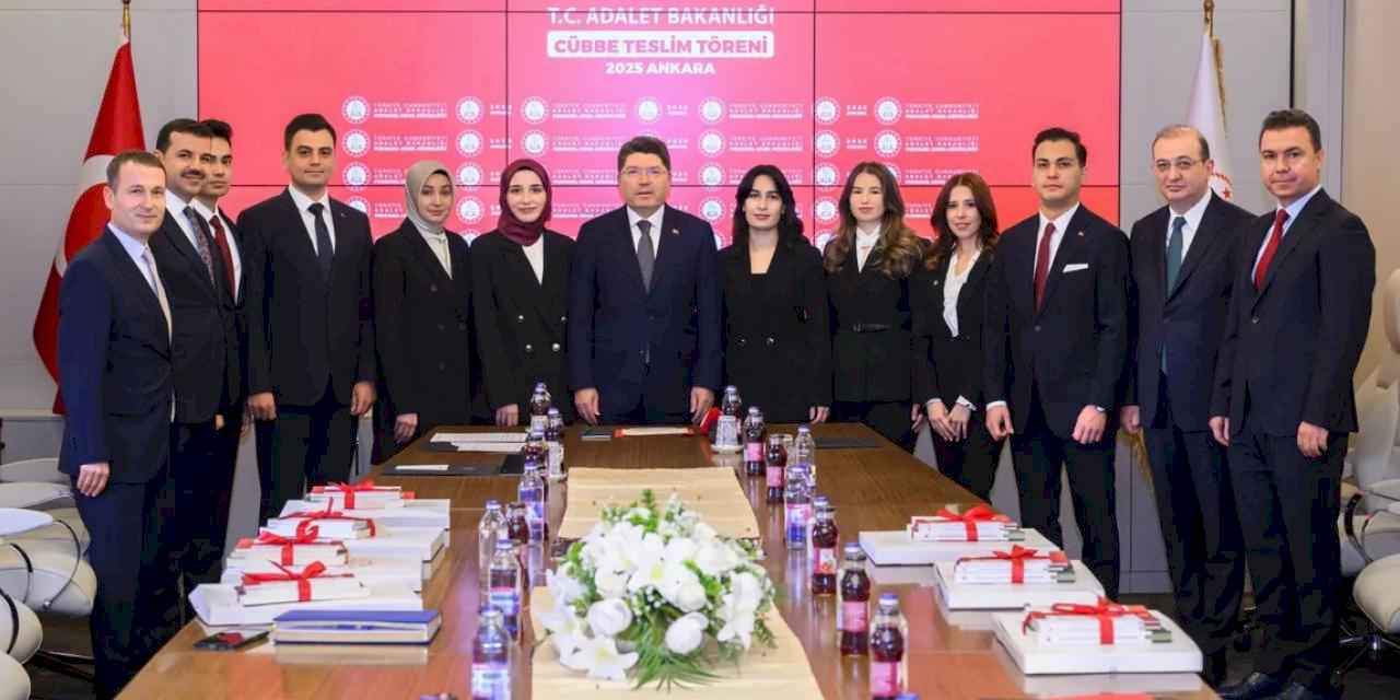 Genç hakim ve savcılar cübbelerini teslim aldı