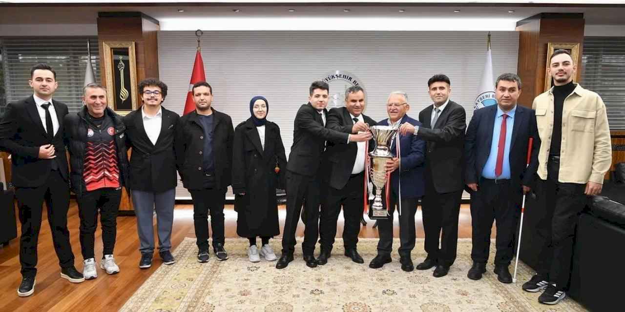 Kayseri Büyükşehir Sesi Görenler'in şampiyonunu ağırladı