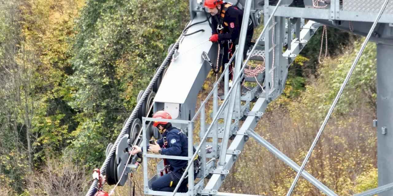 Kocaeli'de teleferik hattında nefes kesen kurtarma tatbikatı