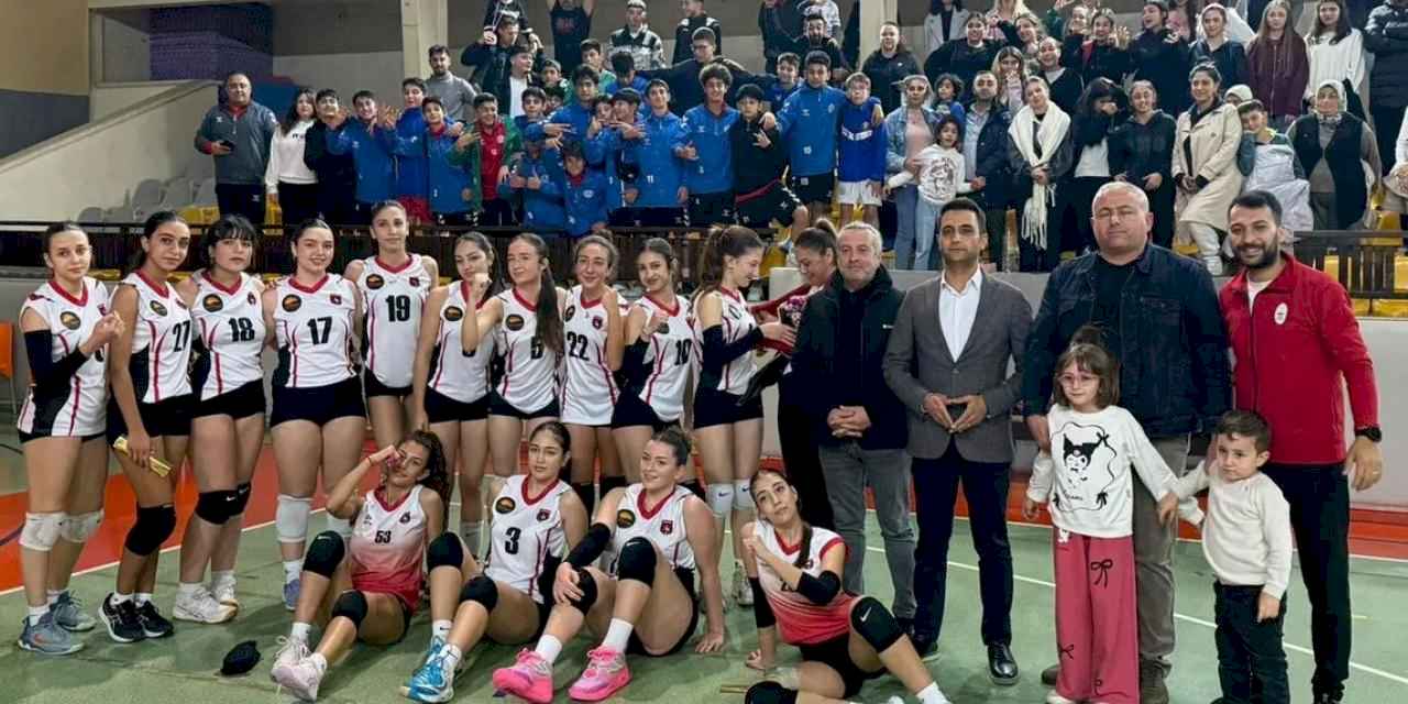 İzmir Çiğli'nin voleybol takımları ligin zirvesinde
