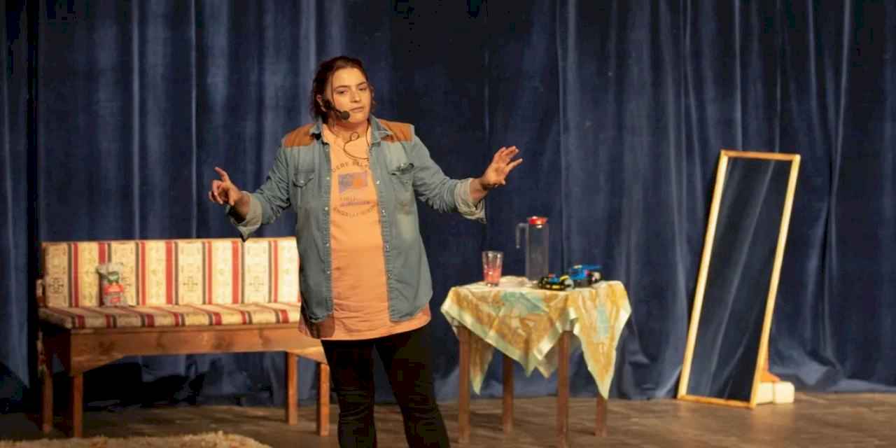 İzmir Narlıdere’de “Özel Anne” oyunu sanatseverlerle buluştu