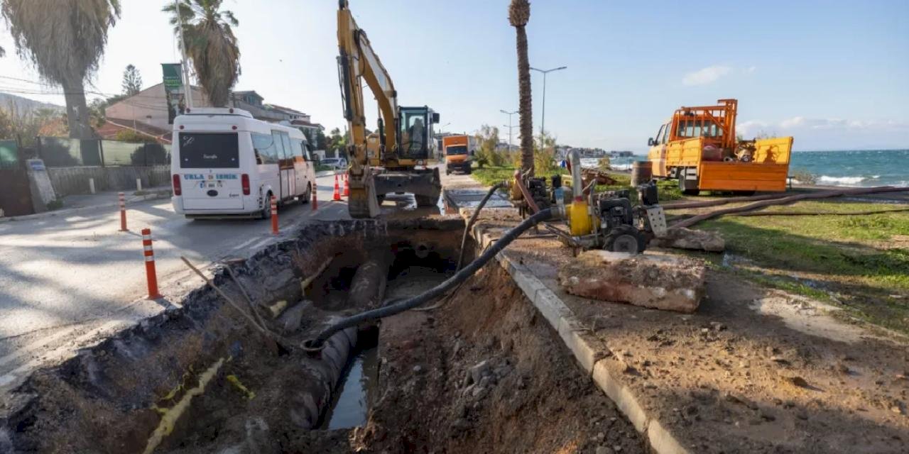 İzmir Mithatpaşa'da ana boru arızası için İZSU seferber oldu
