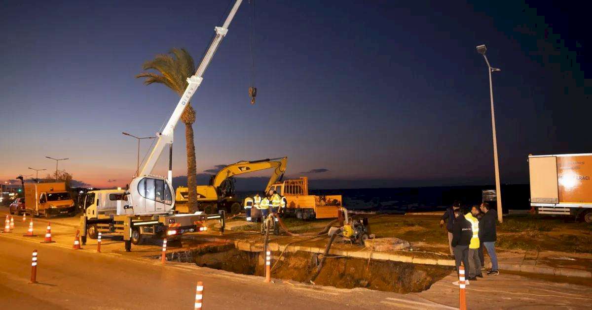 İZSU ekipleri Güzelbahçe–Narlıdere ana iletim hattındaki arızayı giderdi