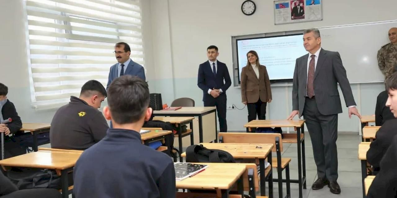 Artvin Valisi Ergün’den okullara ziyaret