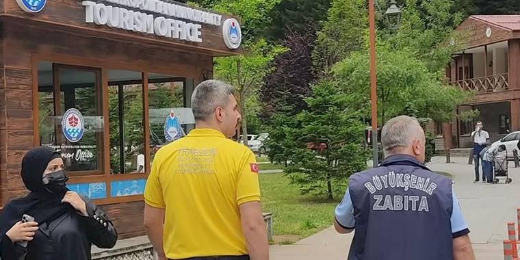 Turistlerin yüzü zabıta ile güldü