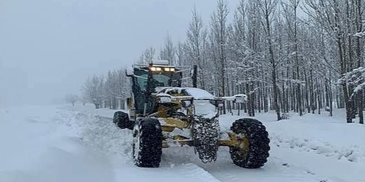 Erzurum'da aşırı kar yağışı ve tipi ulaşımı felç etti
