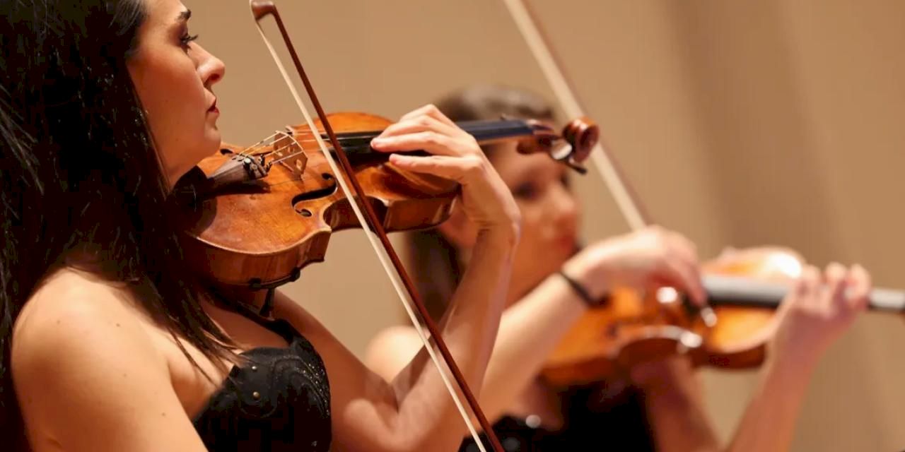 İzmir'de Türk bestecilerinin eserleri ayakta alkışlandı