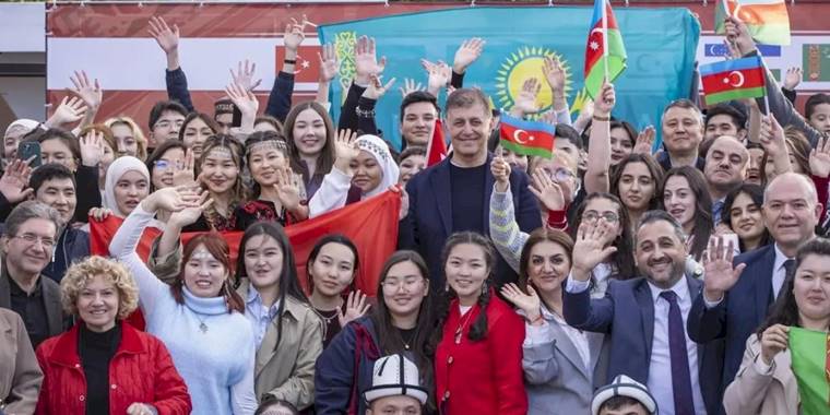 İzmir’de Türk Dili Ailesi Günü coşkusu
