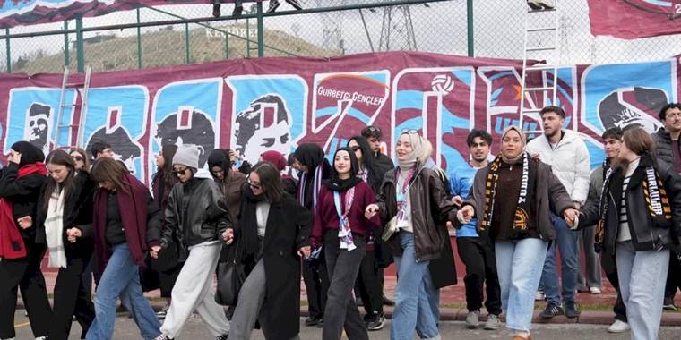 Keçiören’de üniversiteli Trabzonsporlulardan coşkulu horon festivali