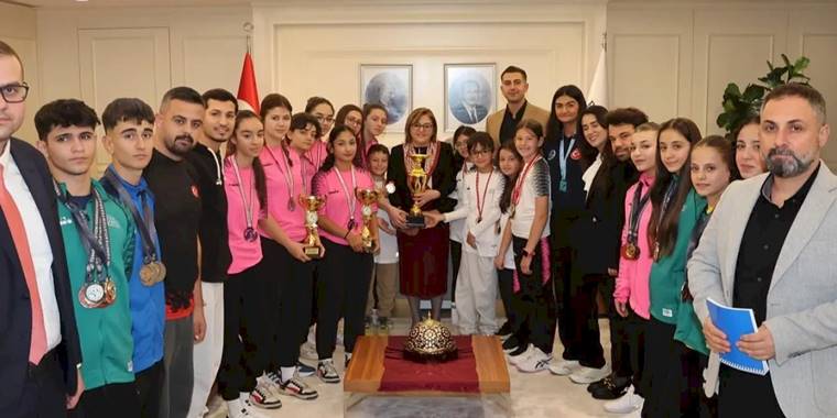 Gaziantep’in şampiyon sporcuları Başkan Şahin’i ziyaret etti