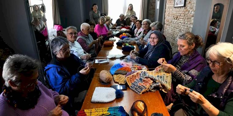 Antalya Muratpaşa'da Yaşlı Evi'nden çocukları ısıtacak örgü